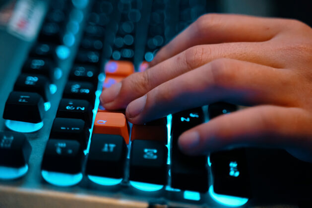 无线多功能键盘 带有一组红色键和背光 员工使用一个键盘 许多视频游戏中都使用了wasd键背光男性竞技场