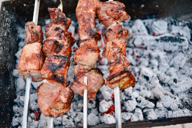 夏天烤的kebab.pork串肉串都煮过了charcoal.street食物picnic.kebab 烧烤烤肉串猪肉食物