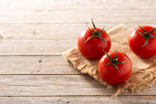 生的有机新鲜番茄放在木桌上健康木材营养