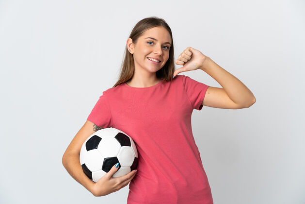 训练立陶宛一位年轻的女子 在白色的背景下 拿着足球 为自己感到骄傲足球女人球