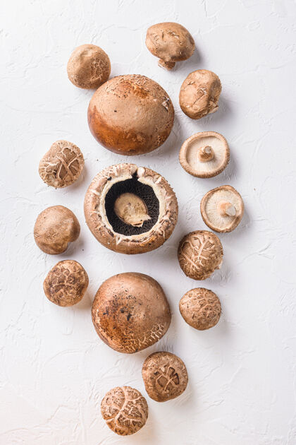日本白桌子上放着香菇和香菇顶视图中国真菌香菇