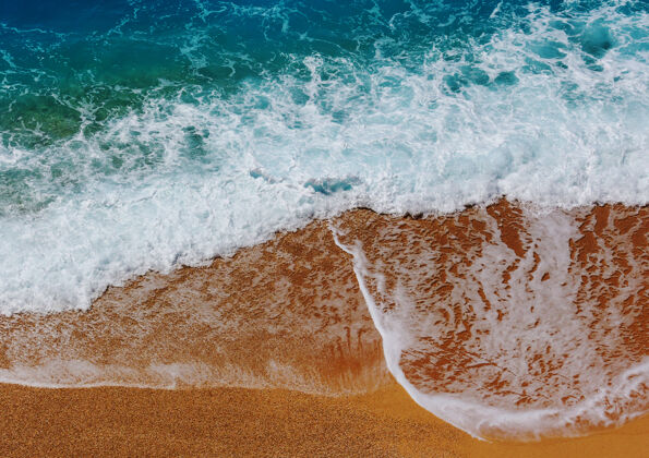 景观海滩上的蓝色波浪模糊背景和阳光点极限冲浪波生态