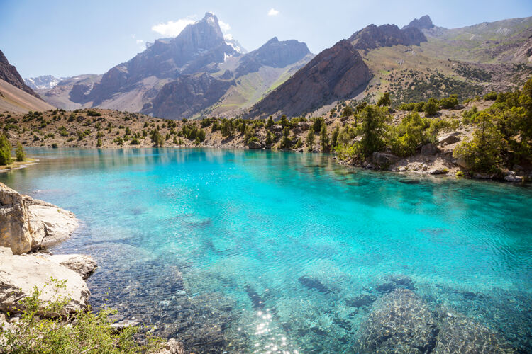 全景美丽宁静的湖泊在芬斯山脉（帕米尔的分支）在塔吉克斯坦山景地形湖泊