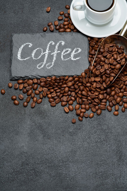 咖啡烤咖啡豆和石头服务板与粉笔手写的标志服务板浓缩咖啡食物