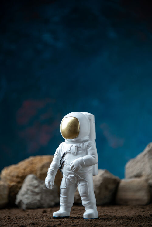 男人白色宇航员绕着月球上的岩石蓝色幻想宇宙科幻男性月亮Fi