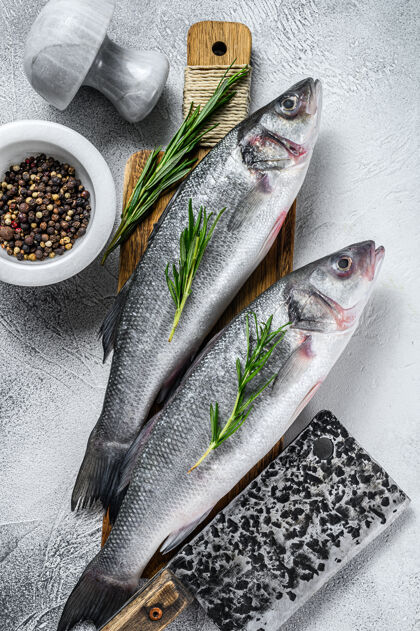 鱼生鲜鱼鲈鱼和烹饪原料顶视图食品蛋白质健康