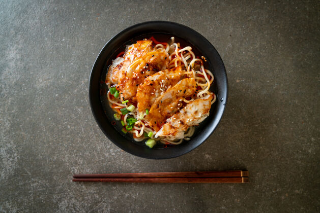 饺子拉面配饺子或猪肉饺子-亚洲风味小吃美味海藻