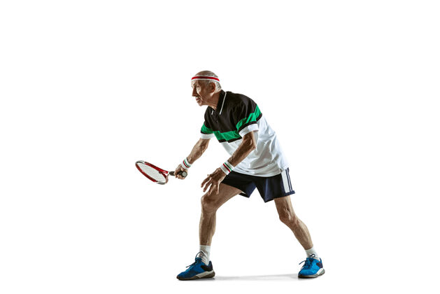 动作穿运动服打网球的高级男士在白色背景下孤立地打网球身材魁梧的白人男模保持活跃和运动运动的概念 活动 运动 健康广告空间 广告运动服乐趣爱好