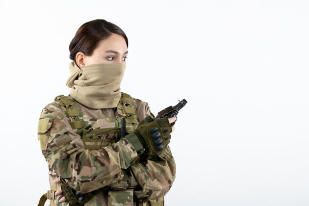 女人伪装白墙手榴弹女兵画像私人枪制服