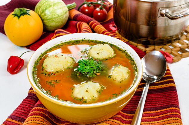 汤碗里有饺子的美味蔬菜汤蔬菜配料健康