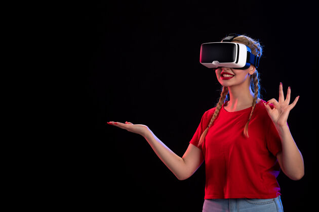 超声波年轻女性在黑暗的地板上玩虚拟现实的正面视图超声波游戏视觉科技d游戏地板姿势