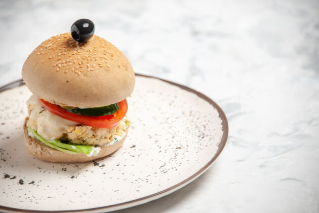 正餐前视图自制美味三明治黑橄榄上的一个盘子染色白色表面与自由空间甜点美味自制