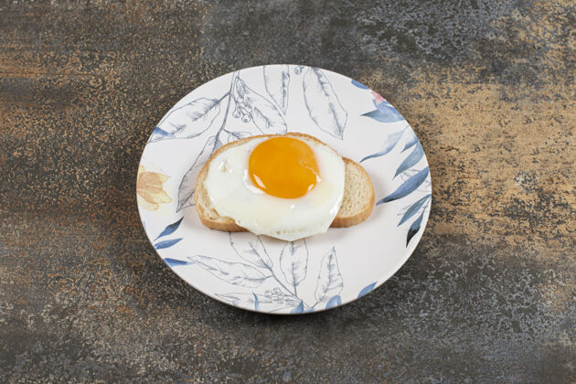 烹饪在白面包片上放一盘鸡蛋自制阳光薯条
