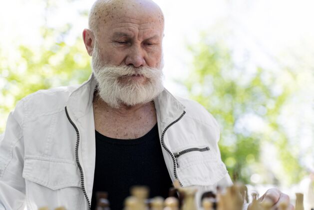 成人中锋下棋男人老年人城市