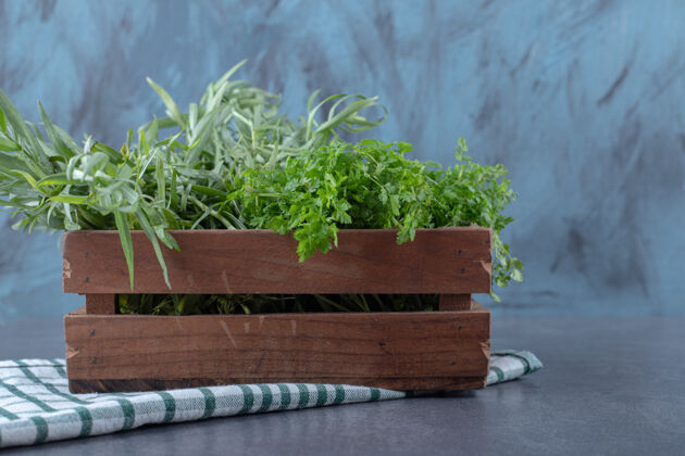 美味毛巾上 大理石表面 放着一盒各种各样的绿色蔬菜毛巾农业营养