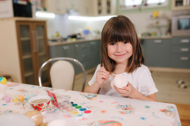 一起可爱的小女孩在家里打印复活节彩蛋美丽的女孩在准备复活节油漆孩子家庭