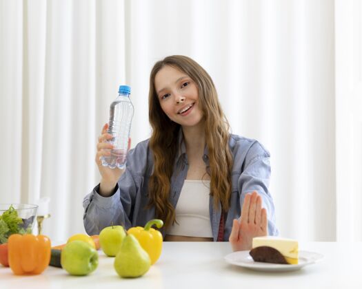 营养拿着水瓶的女人食品健康中镜头