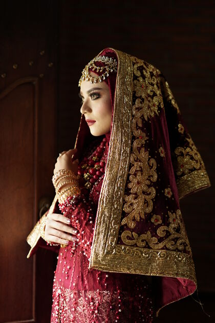 年轻一位身着金红色礼服的美丽印度新娘的肖像女性人优雅