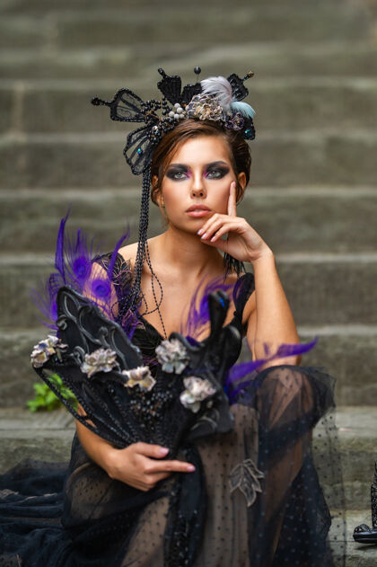 扇子在意大利佛罗伦萨 一位穿着黑色礼服的美丽时尚的新娘坐在楼梯上女人婚纱摄影