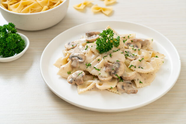 意大利面法法勒意大利面配蘑菇白奶油酱-意大利风味特写意大利面晚餐