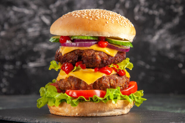 生菜美味的肉三明治和西红柿绿色黑暗的表面特写镜头汉堡包面包肉三明治