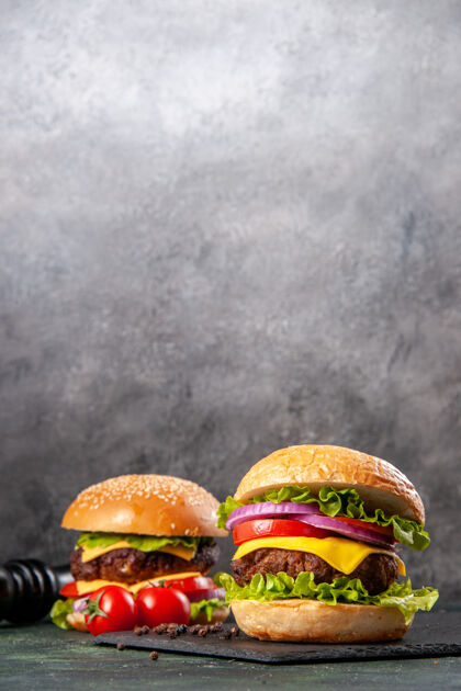 膳食美味的三明治胡椒和西红柿黑板上的深色混合色表面美味三明治面包膳食