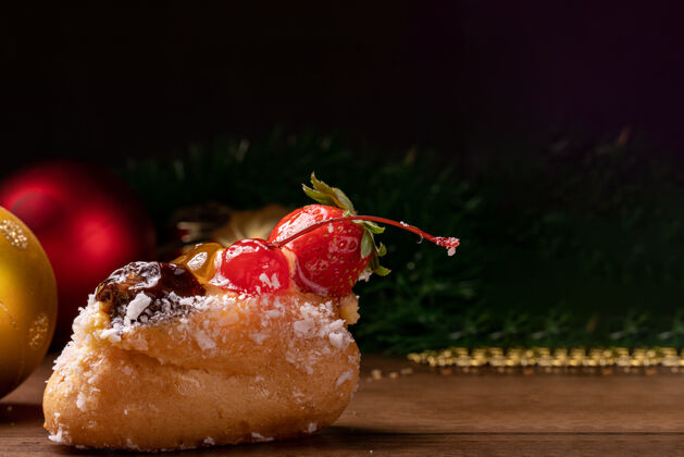 水果圣诞节和新年的装饰 糖果覆盖草莓和巧克力樱桃理想带副本的背景空间选择集中蛋糕樱桃浆果