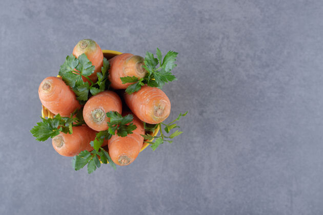 营养一桶熟胡萝卜放在大理石表面碗有味道的农业