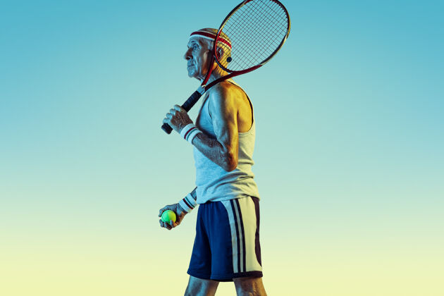 表情穿运动服的高级男士在梯度背景下打网球 霓虹灯身材魁梧的白种男性模特保持活跃 运动运动的概念 活动 运动 健康 自信运动员运动发球