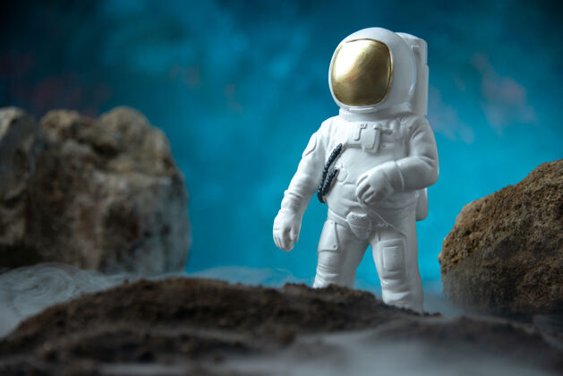 摇滚白色宇航员与月球上的岩石蓝色办公桌死亡科幻葬礼前视图运动活跃人类