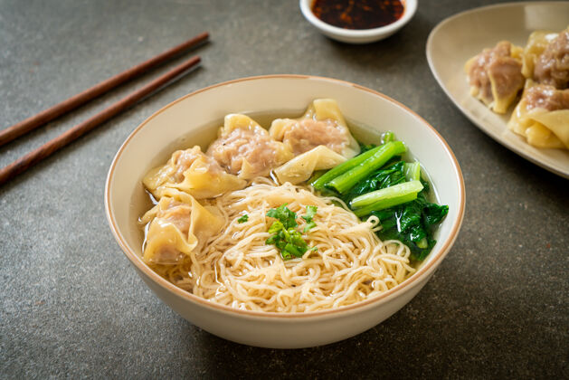 猪肉鸡蛋面配猪肉馄饨汤或猪肉饺子汤和蔬菜-亚洲风味美味MinceHong