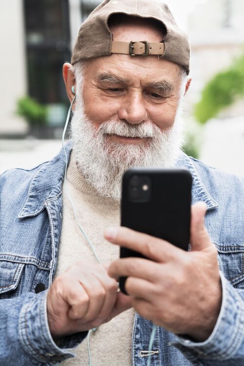 退休在城市里 带着智能手机的老人在户外男性城市老年