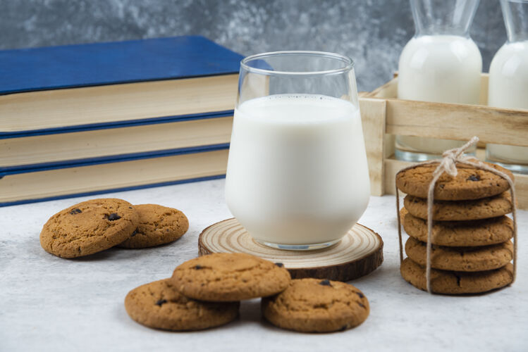 奶制品一杯美味的牛奶配上饼干和书饼干可口美味