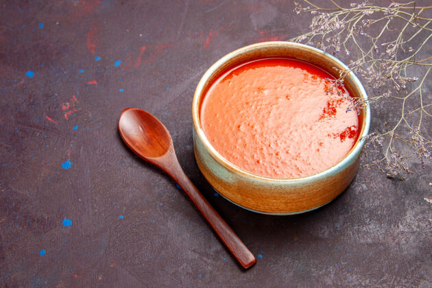 碗俯瞰美味的西红柿汤从新鲜的西红柿上烹调的深色背景酱汁一餐西红柿汤汤碗番茄视图
