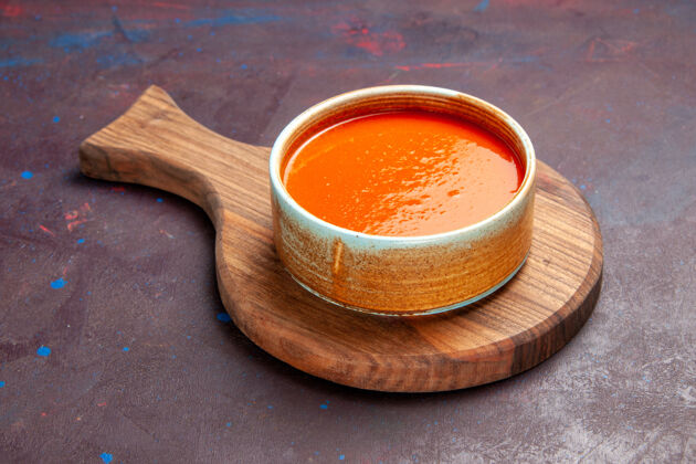 西红柿前视图美味的西红柿汤煮熟新鲜的红色西红柿在黑暗的空间杯子新鲜的汤