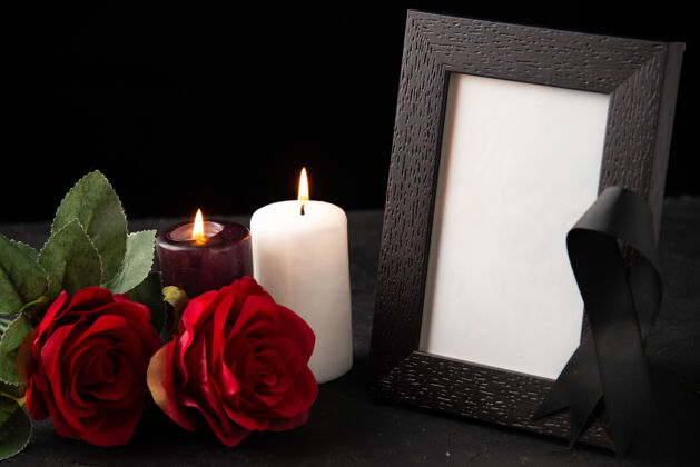 蜡烛黑色上有红花的相框正视图烛光红相框
