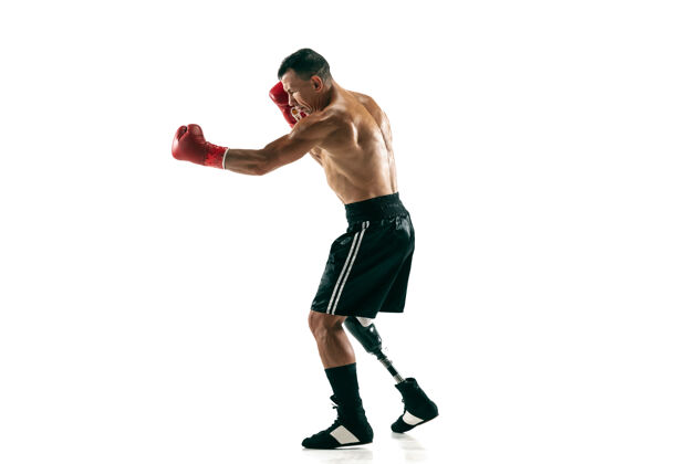 运动带假肢的肌肉运动员的全长肖像 复制空间戴红手套的男拳击手白墙上的孤立镜头强壮拳击消极