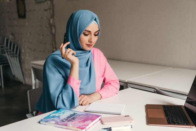 马来西亚年轻漂亮的现代妇女戴着头巾在办公室的笔记本电脑上工作 教育在线工作文化伊斯兰