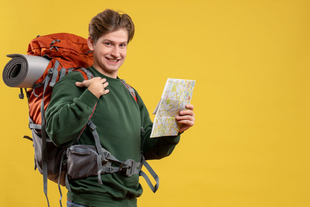 旅游正面图年轻男子背着背包拿着地图自然人地图