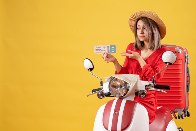 票正面图：身穿红色连衣裙 头戴巴拿马帽 手持轻便摩托车的年轻女士滑板车行李小姐