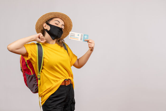 面具正面图年轻的旅行者背着背包举着散落的车票面罩旅游背包