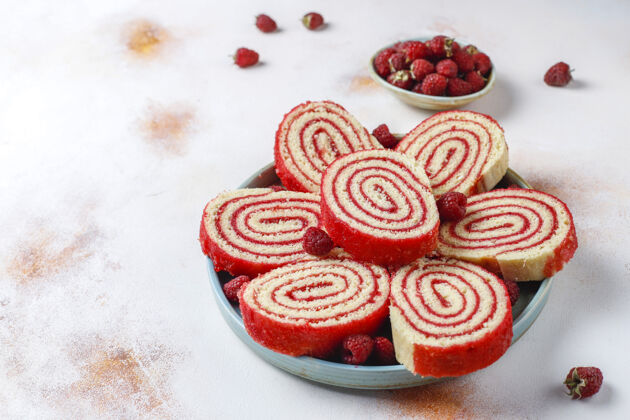 红色自制美味的覆盆子蛋糕卷面包房自然甜点