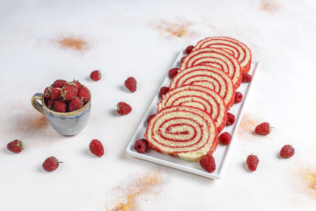 美味自制美味的覆盆子蛋糕卷粉色红色海绵