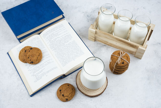 饼干美味的饼干加上一杯牛奶和一本书食物面包房好吃