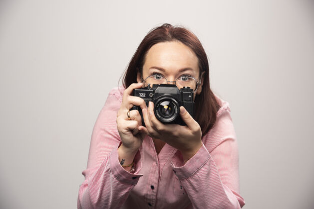 图片用白色相机拍照的女人高质量的照片时尚女士女性