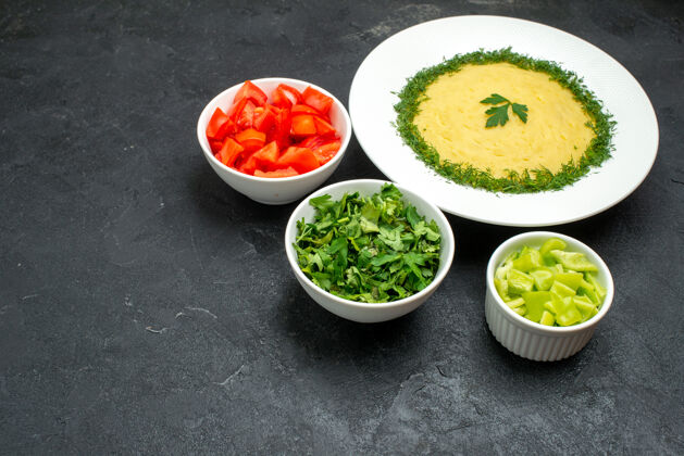 蔬菜前视图美味的土豆泥与绿色和新鲜的西红柿切片灰色空间新鲜晚餐一餐