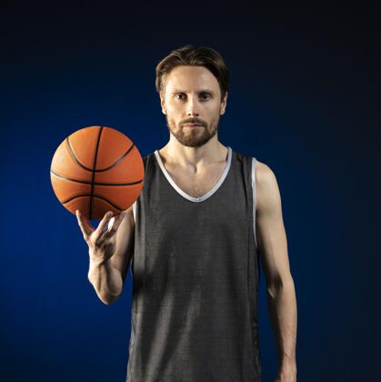 运动员一个拿着篮球的运动员男人健康运动