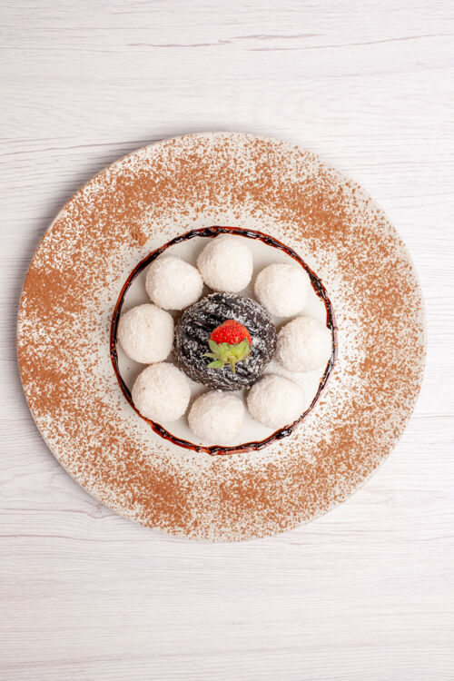 蛋糕俯瞰美味的椰子糖和巧克力蛋糕放在白色桌子上蛋糕饼干甜糖果饼干顶部鸡蛋食品