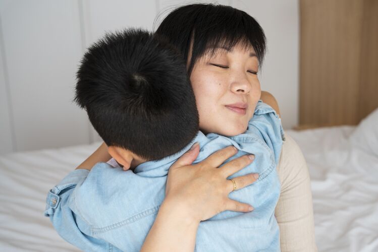 家庭近距离妈妈和孩子拥抱童年父母孩子