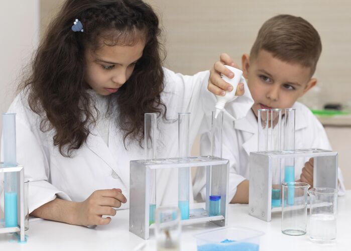 实验室同事们在学校做化学实验实验服孩子研究